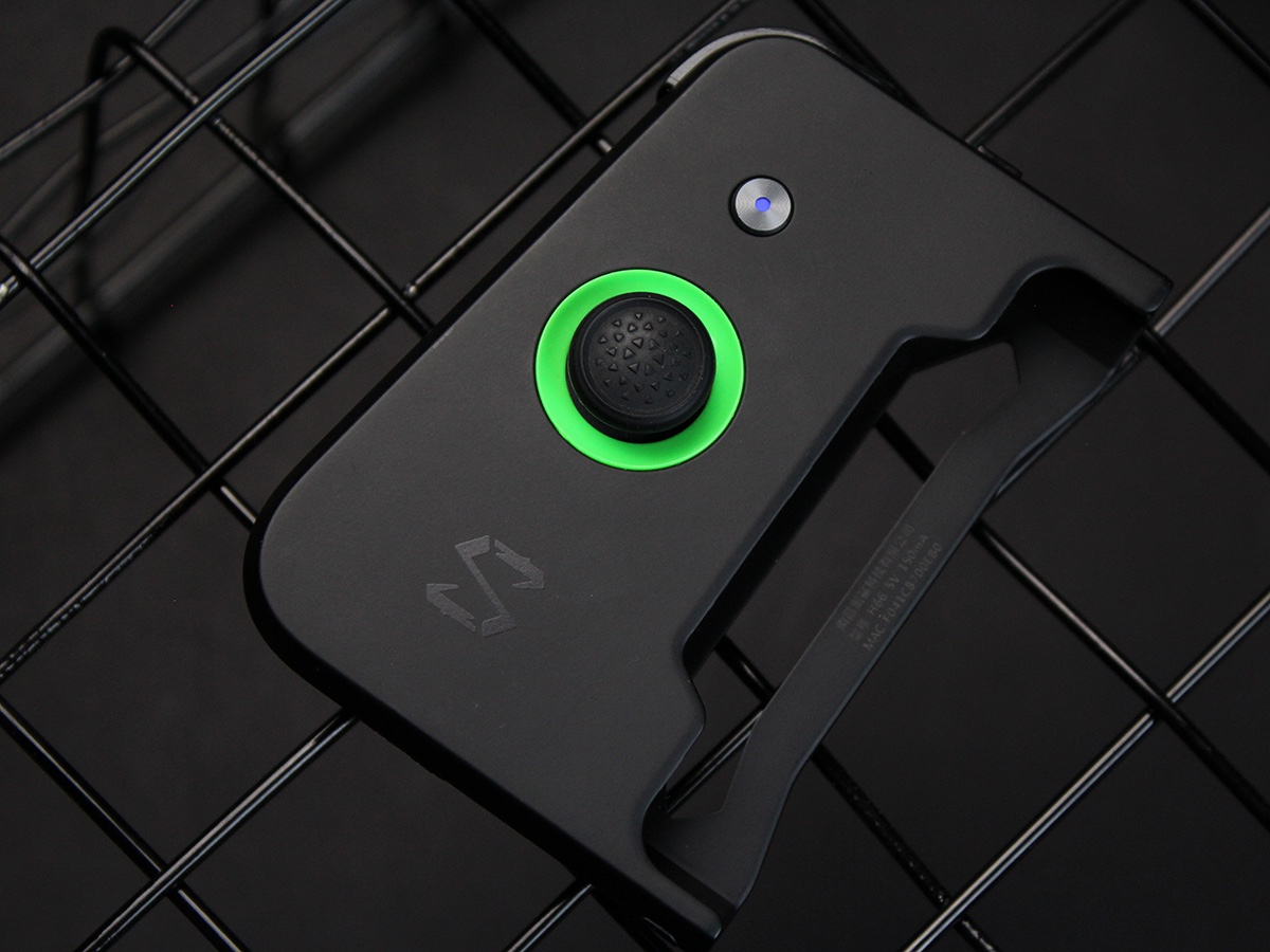 黑鲨手机这一次配备有一个专用的手柄,正面是一个遥杆以及蓝牙开关.