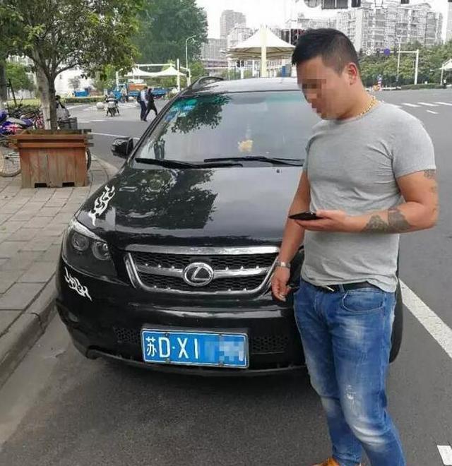 29歲小夥談戀愛, 為討好丈母孃改車標, 交警: 五百罰款改回原狀