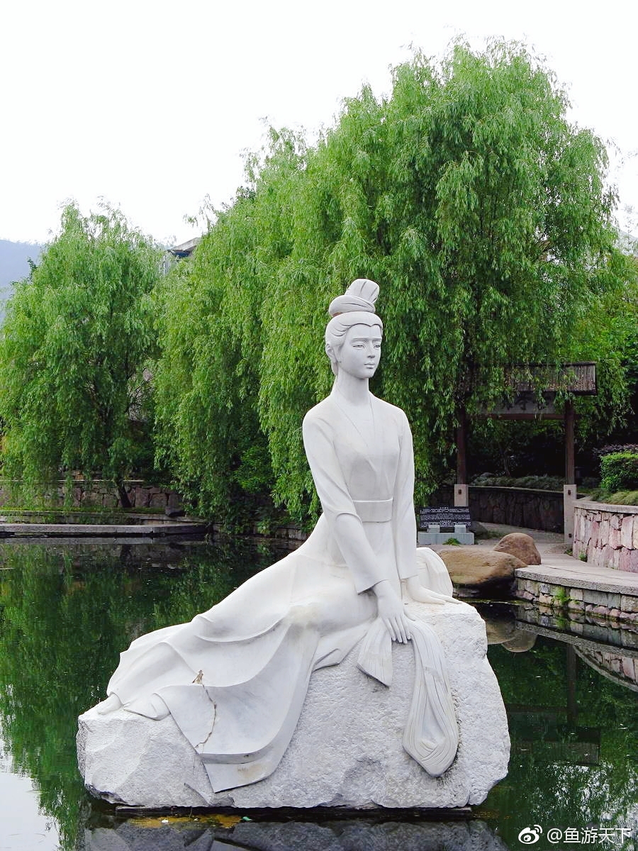 西施是中国的第一大美人,当年她出越入吴,献身救国