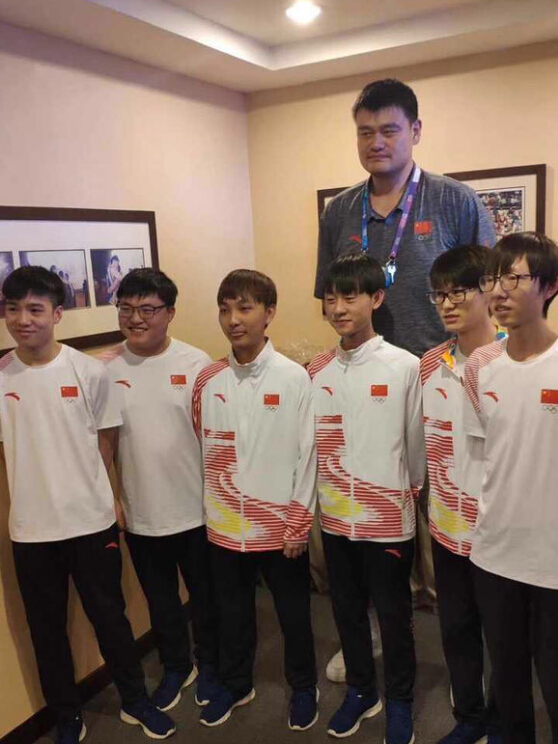 姚明现身亚运会现场与uzi等人合影 最萌身高差成了?