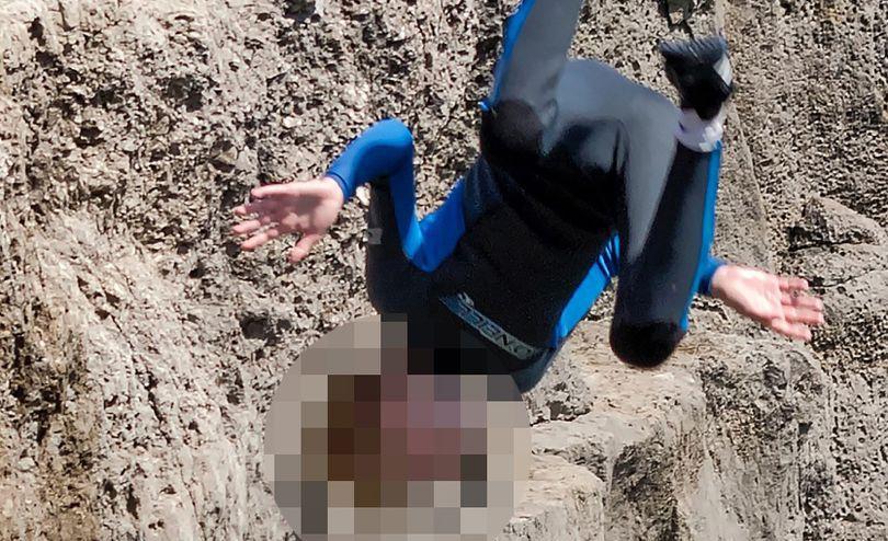 男孩悬崖玩跳水险些丧命