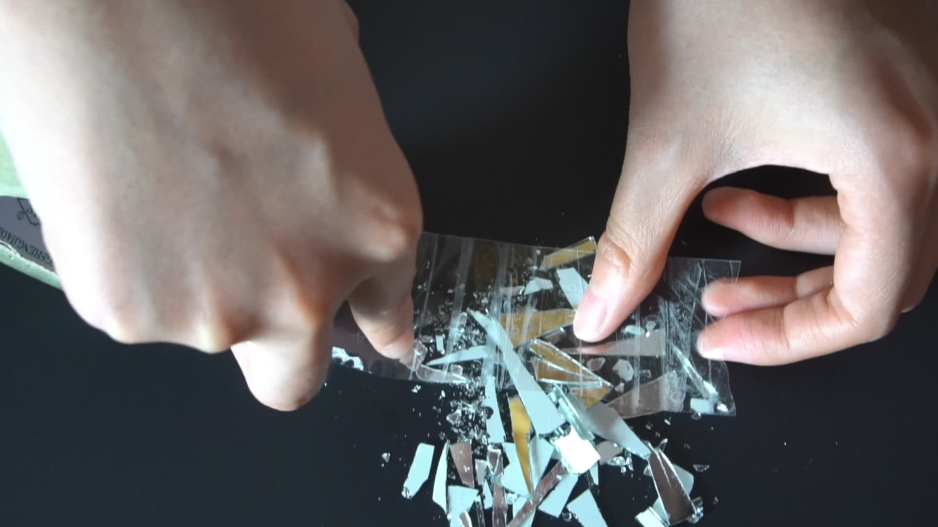 地上碎玻璃渣不要用手捡,教你2招比扫把扫得干净,不怕划伤手指