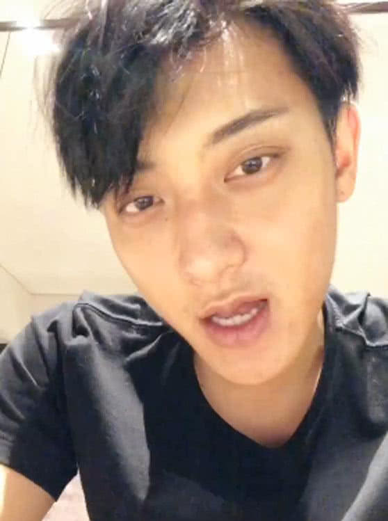 黄子韬"照骗",关滤镜素颜直播"原形毕露",网友:丑到不敢认