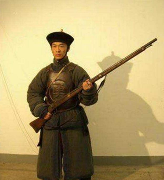 清兵的衣服上为什么有的绣兵有的绣勇兵跟勇谁的战斗力强