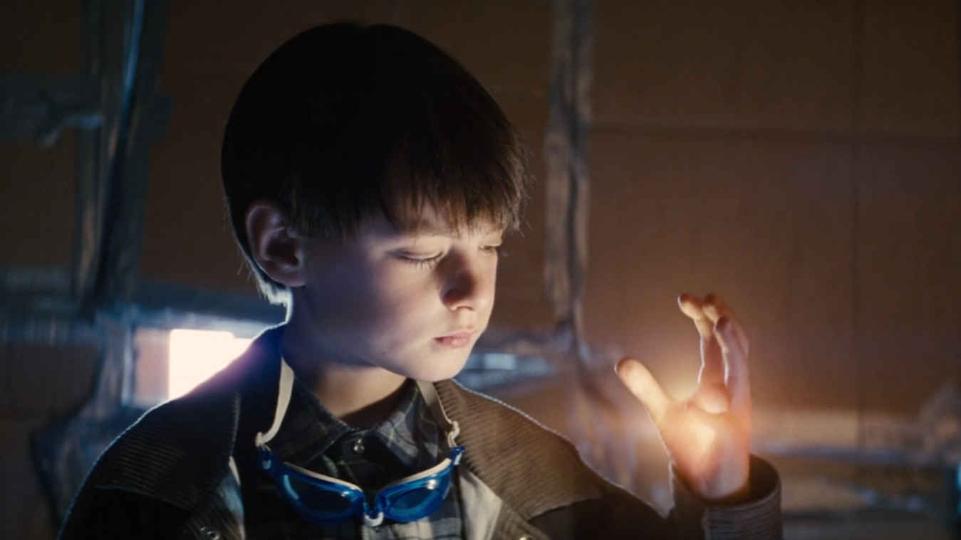 8岁小孩天生超能力,只要看他眼睛就会陷入另一个世界!