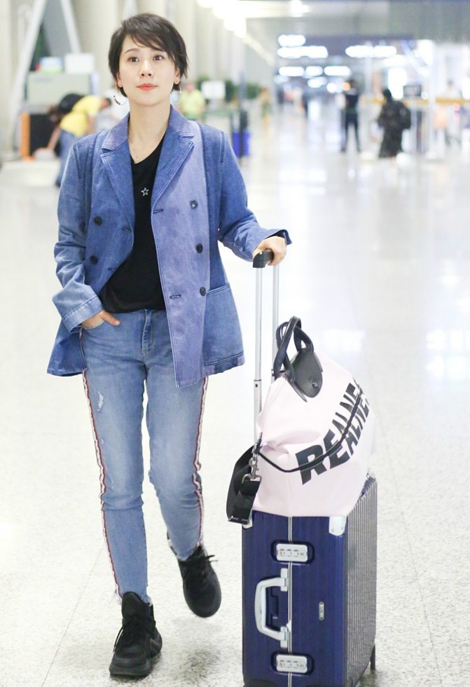 海清一手插兜一手推行李现身机场秒变机场走秀