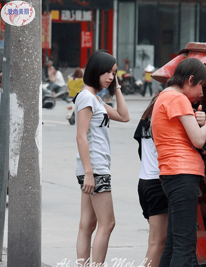 街拍, 热裤美女在路边打车t恤挺特别