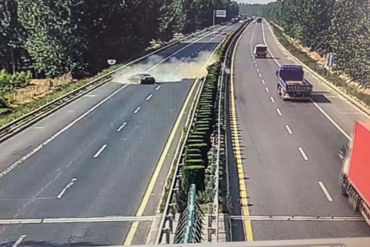 高温来袭:轿车高速爆胎 撞栏杆旋转720度