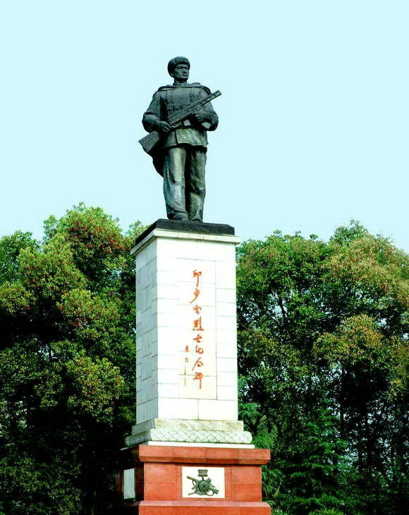 邱少云,1952年,为不暴露部队|邱少云|烈士|雕像_新浪新闻