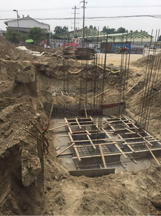 这张看得比较明显,工人师傅在做地基桩.