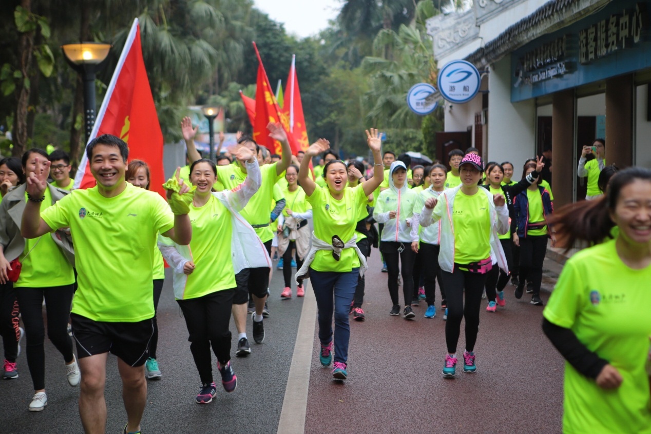 清晨7点,参与乐跑活动的大唐地产员工和各媒体朋友齐聚南湖公园陈列馆