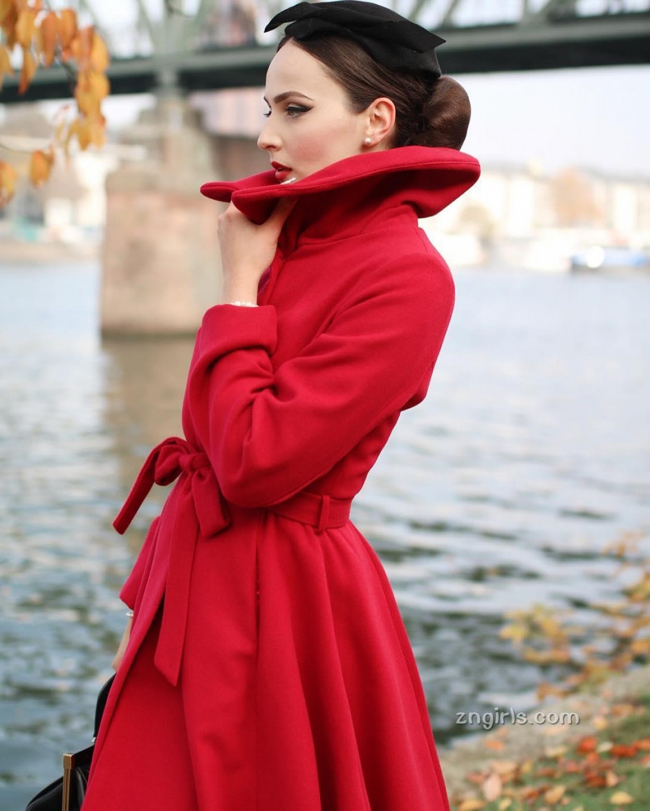 波黑美女aidadapo街头复古写真风情万种