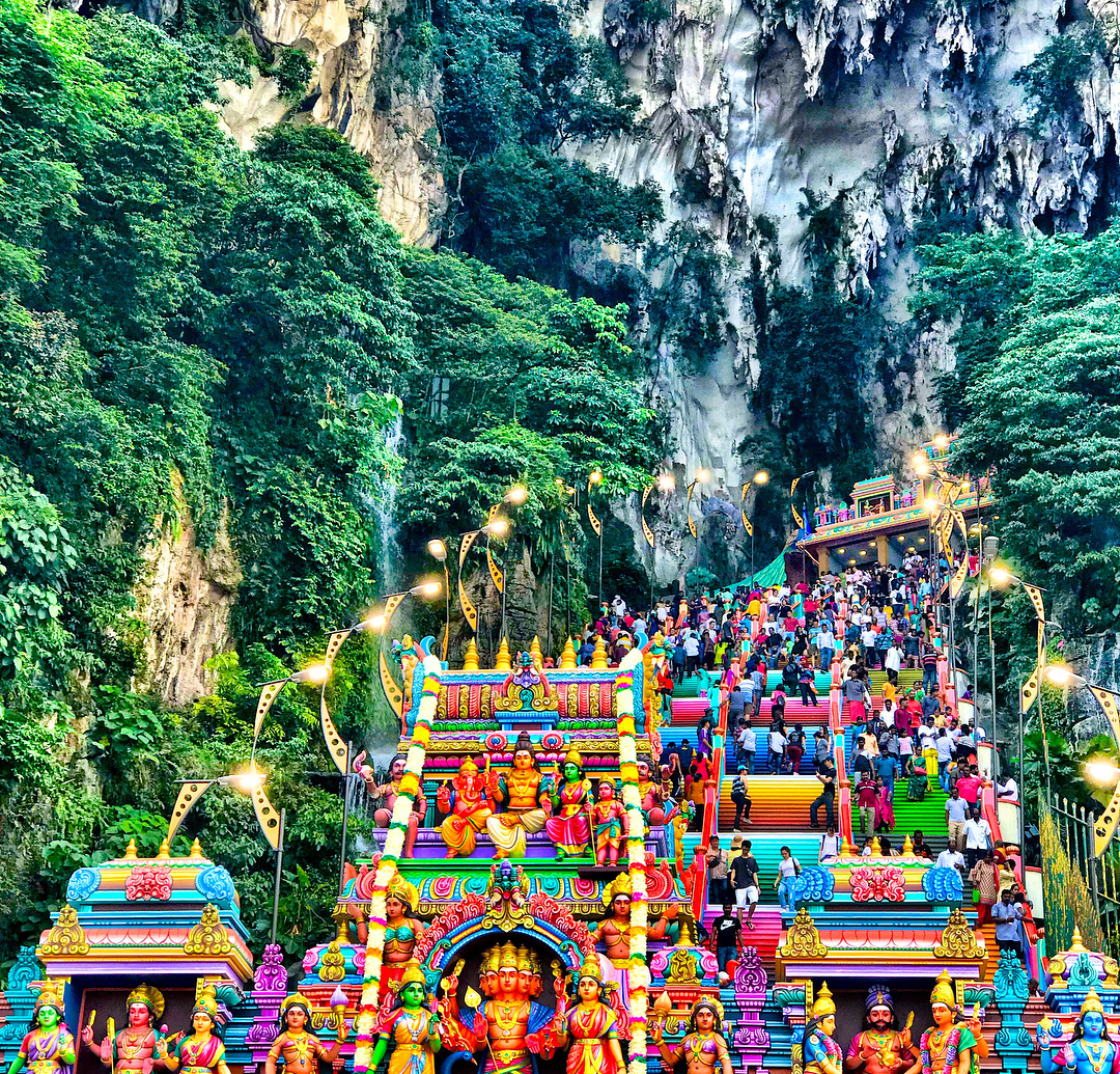 马来西亚黑风洞 Batu Caves 的彩色阶梯最近走红