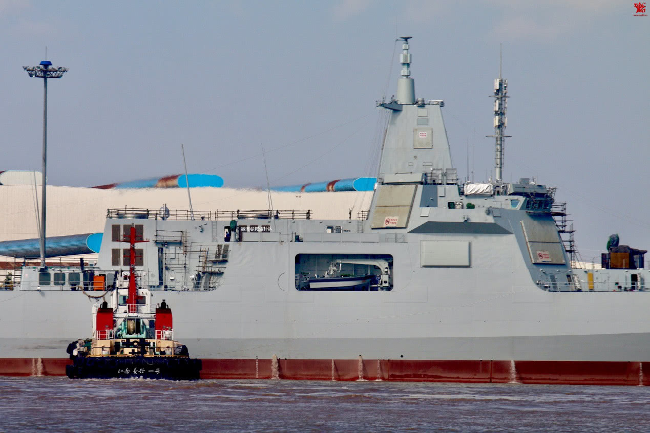 055万吨驱逐舰海上航行美姿刷爆镜离服役越来越近