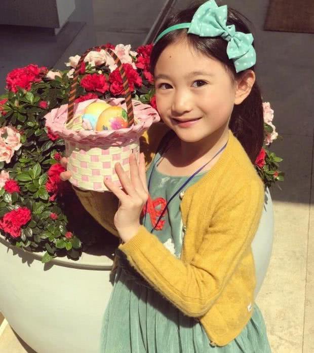 奥莉随妈妈长成了国字脸网友没事她的外婆不是照样很美