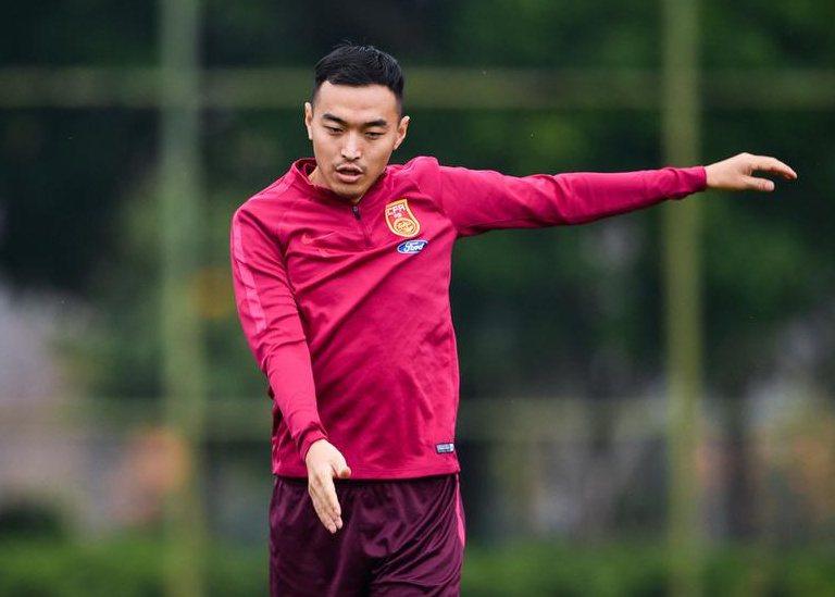 国足备战里皮愁眉不展 王燊炒独自黯然离队韦世豪开怀大笑