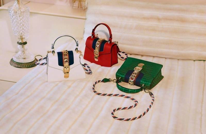 GUCCI 早秋最新款Sylvie丝绒包_新浪新闻
