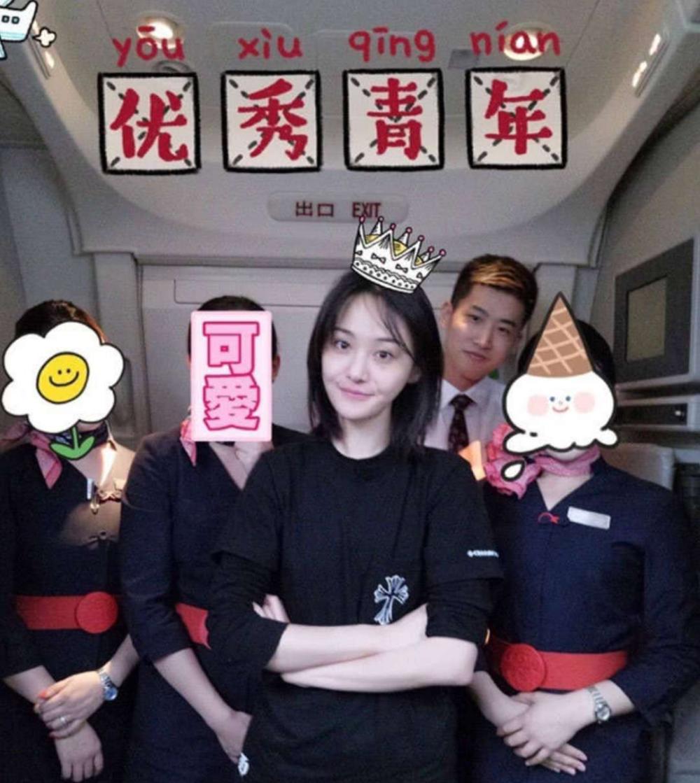 郑爽素颜出镜与空姐合照被曝, 热心粉丝买机票难怪那么受欢迎