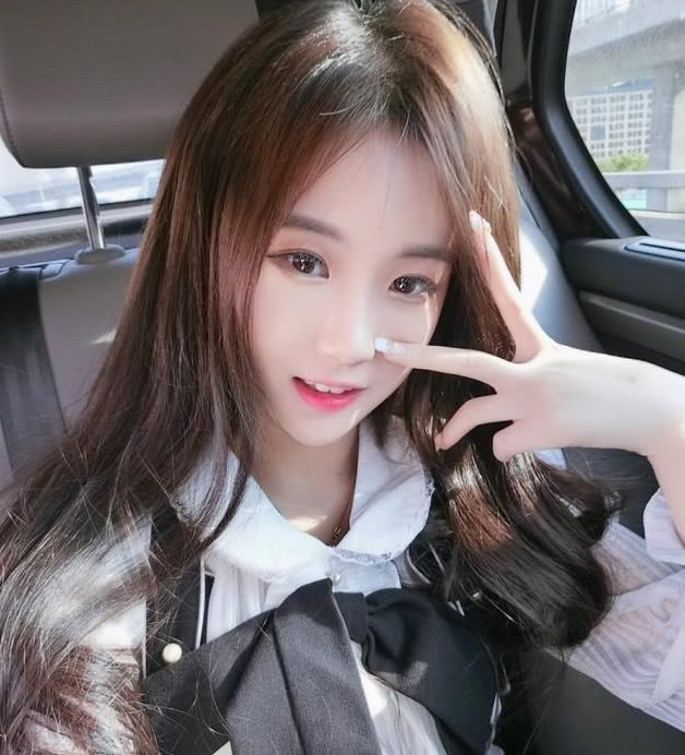 快手网红杨清柠晒自拍照,评论炸开了锅,网友:这是又上了谁的车