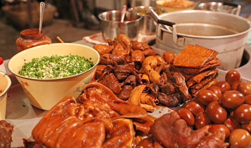 夜市上的美食数不胜数, 路边摊才是国人的最爱, 摊主一季能赚10万