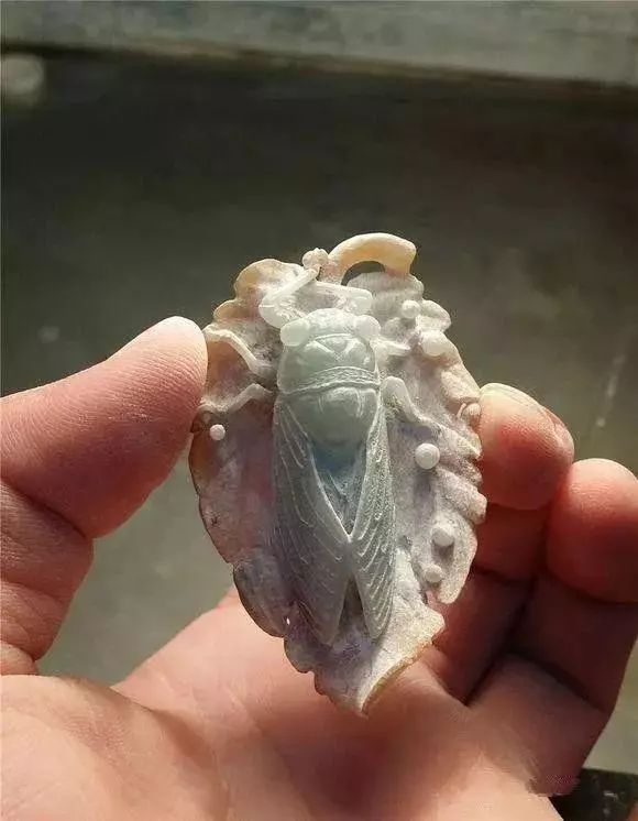 一块大马坎小料俏色巧雕出非常具有特色的腰蝉万贯!__财经头条