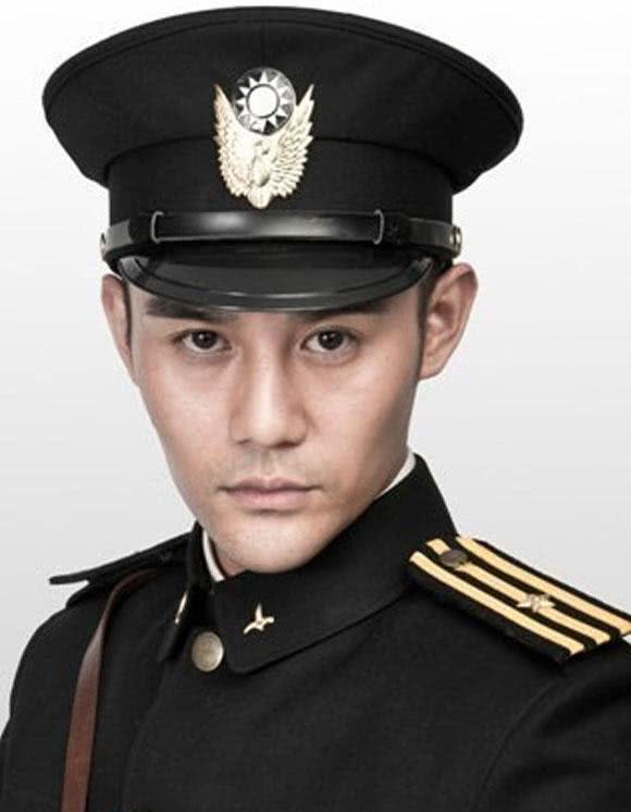 盘点娱乐圈当红男神军装照,你更喜欢谁的军装照呢