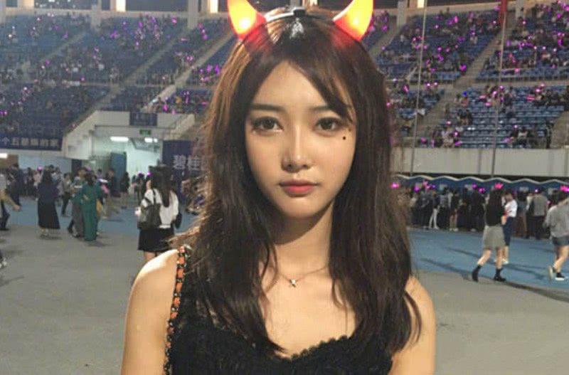 已被人"遗忘"的5大网红美女, 南笙上榜, 图5因胸夹手机受关注!