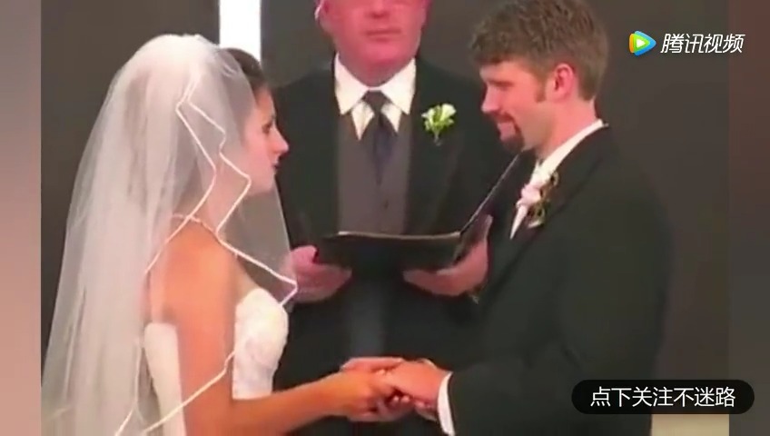 婚礼宣誓现场新郎念错誓词,新娘笑声动人