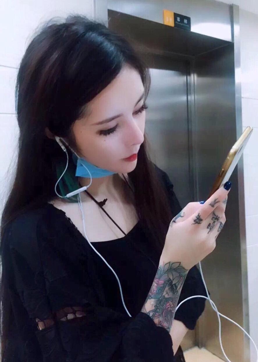 网红鼻祖沉珂因情人节礼物要跟老公离婚?网友质疑其炒作