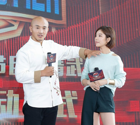 宅男女神赵奕欢回来了,和武僧一龙学防身术,旁边吴樾笑不停