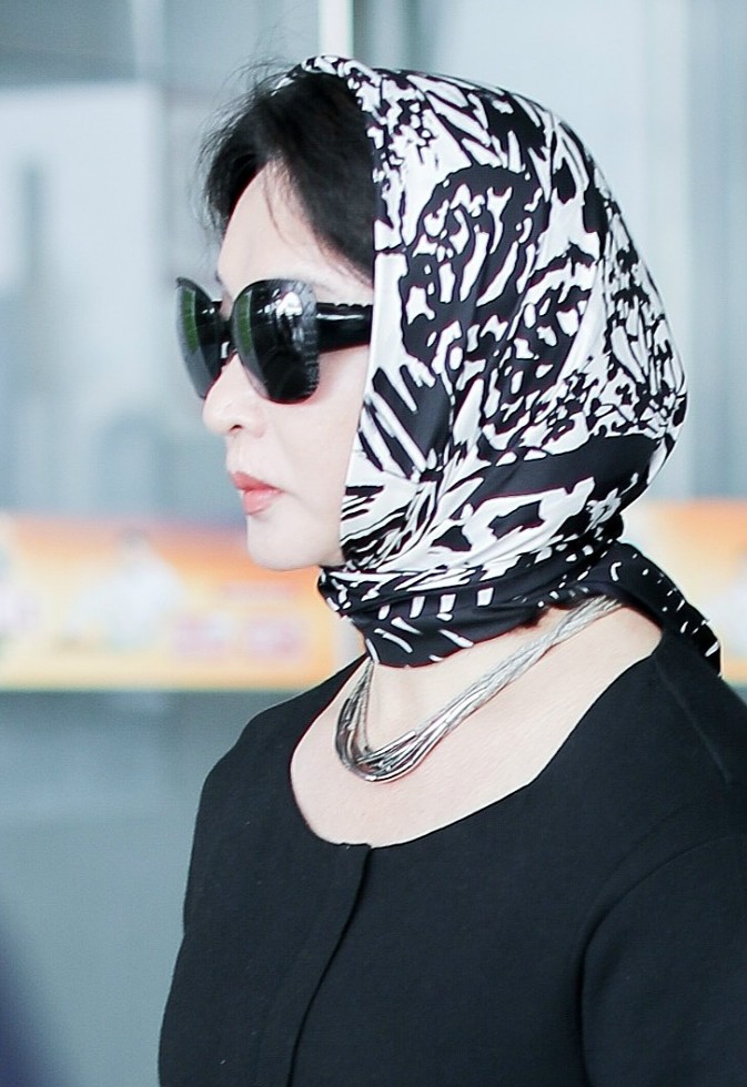 金星全身上下搭配洋气现身机场巾包头变大妈女人味十足