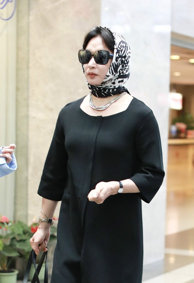 金星全身上下搭配洋气现身机场巾包头变大妈女人味十足