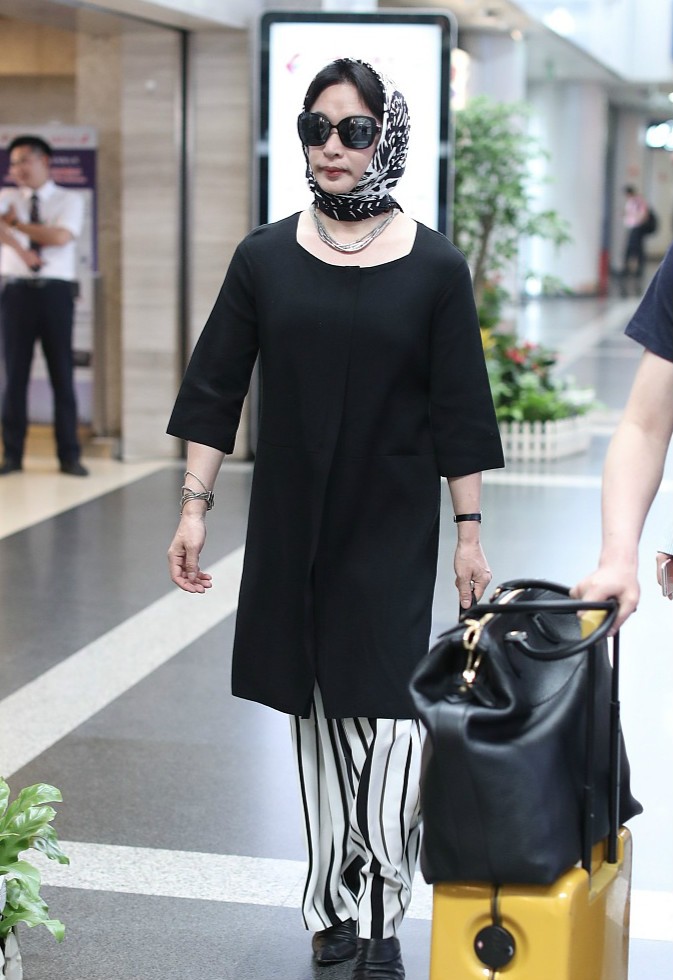 金星全身上下搭配洋气现身机场巾包头变大妈女人味十足