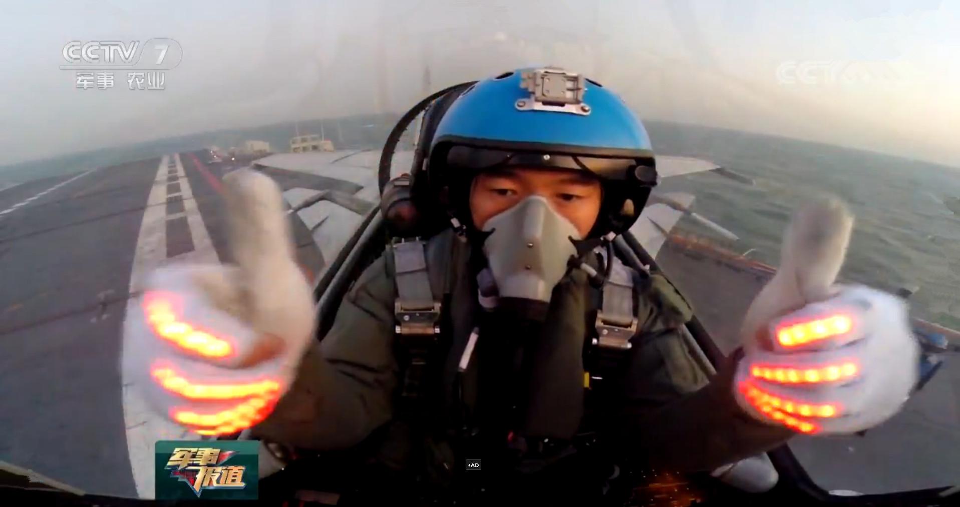 歼15飞行员的手套很神奇也晚还能发光有重大作用