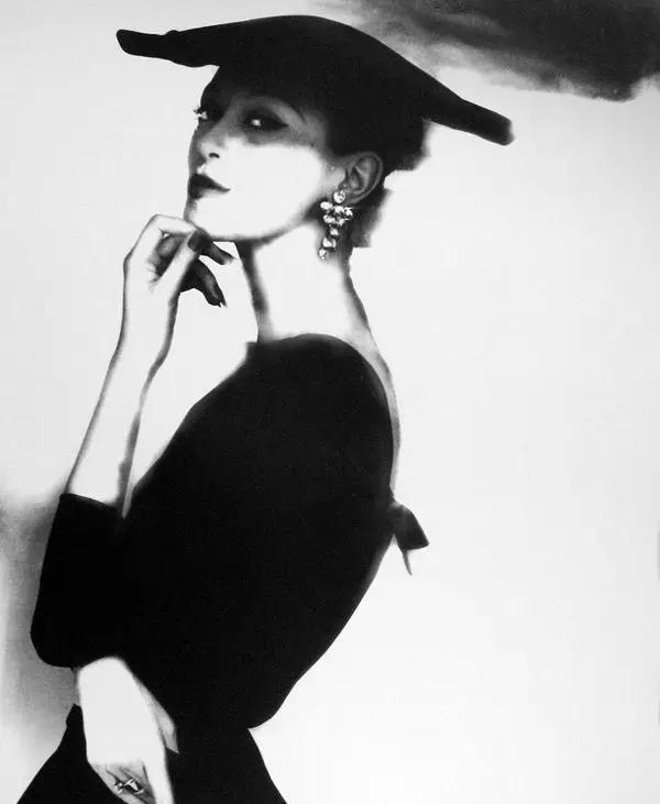 高丽蔻美甲推荐:酷拽的黑白堪称时尚界杠把子,还复古文艺范十足