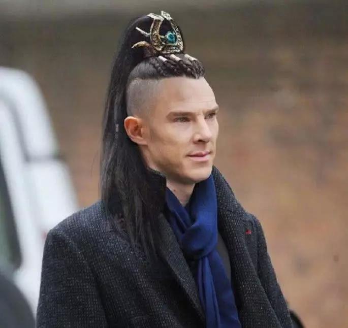 胡歌在琅琊榜中的造型就和这款发型相似,所以"骏马头"观众看得还是很