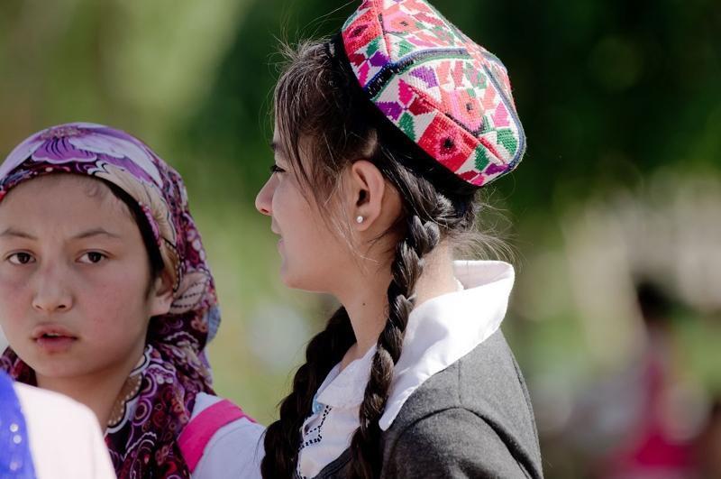 旅游新疆涨姿势,终于知道了,为啥维吾尔族人都爱头顶小花帽!