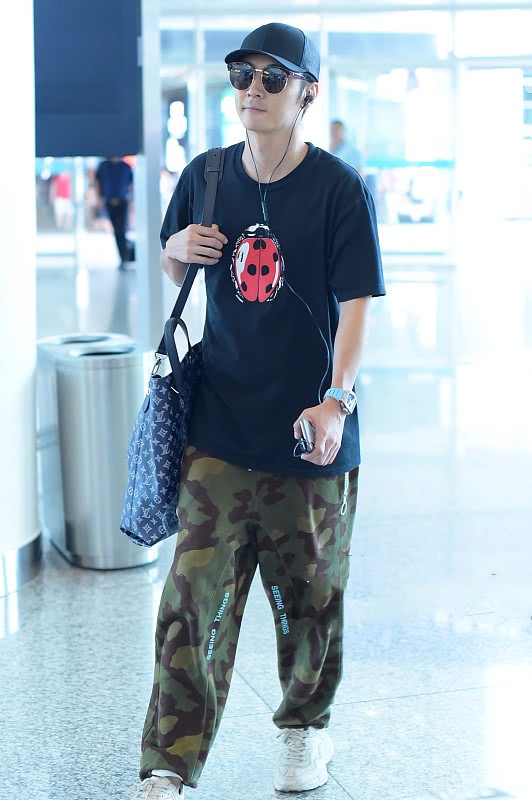 张丹峰懒理出轨传言,与助理一路热聊谈笑风生