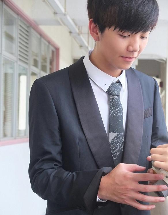 生父不认他,后爸全心爱他,今出道颜值完胜一众小鲜肉!