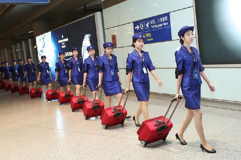 空姐在机场为什么要拉个箱子里面到底装了什么看看就知道了