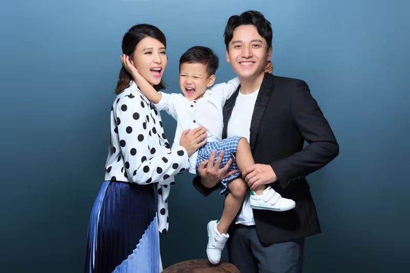 张杨果而一家三口时尚大片曝光 萌娃抢镜气氛温馨有爱