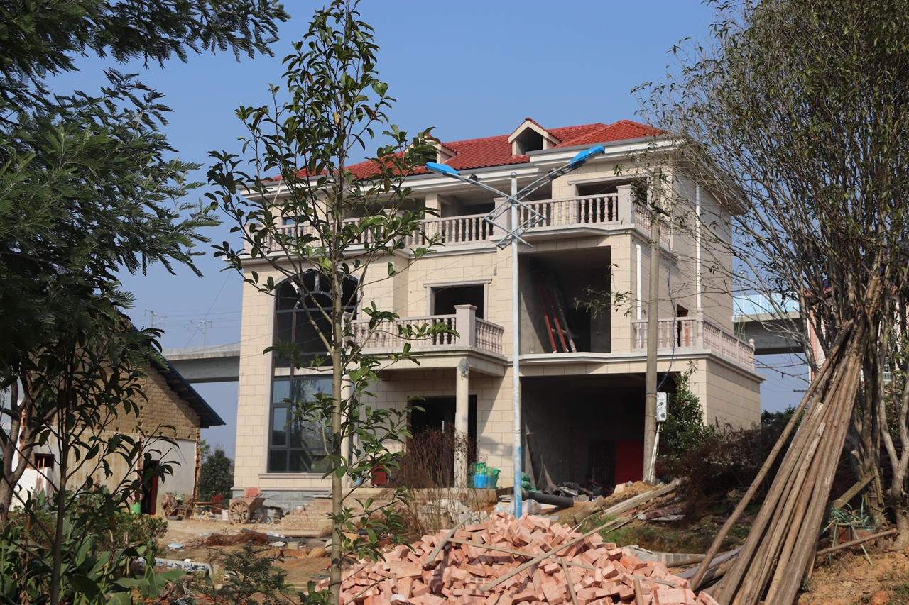 湖南农村盖别墅,占地2亩毛坯就花掉80万,但在村里却只是中下?