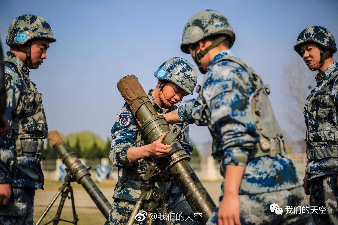 温暖的阳光下,不仅有鸟语花香,还有一群兵哥哥们正在