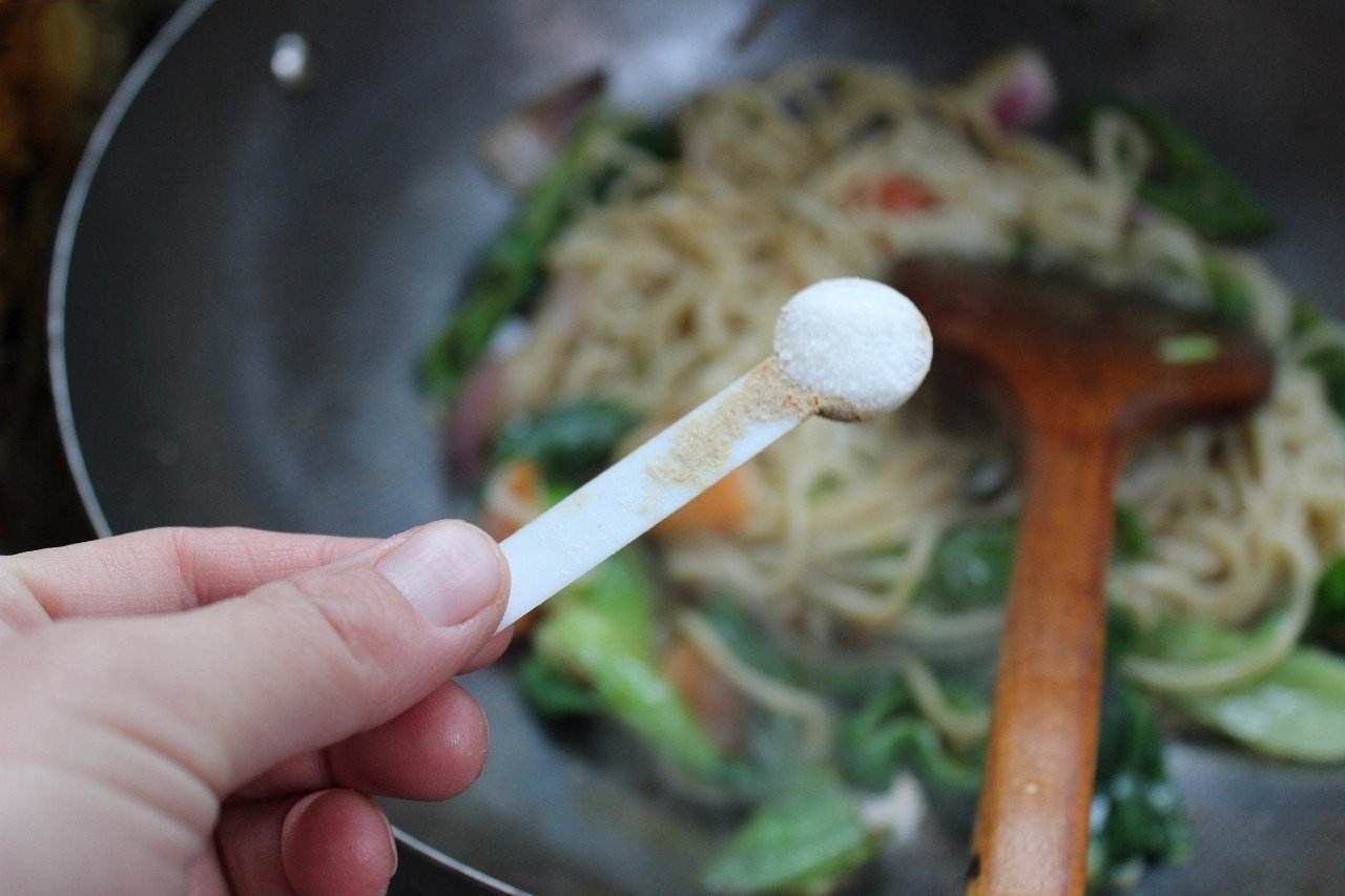 烧菜时在什么时候放盐最好?大厨教您,不怕"没味儿"身体还健康