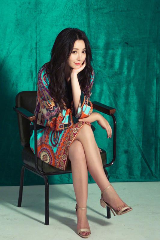 柳岩现身活动一袭旗袍平淡无奇转身的瞬间整个世界都静止了