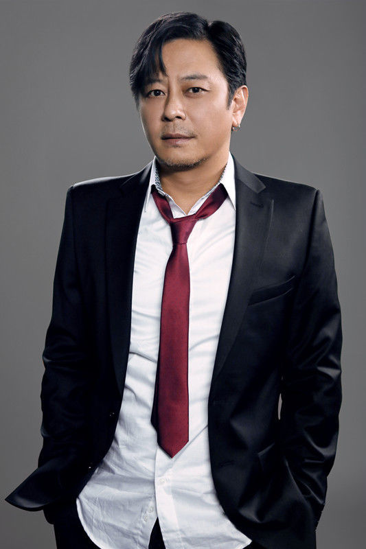 曾是一代歌王巨星,如今胡须花白显老,妻离子散一无所有