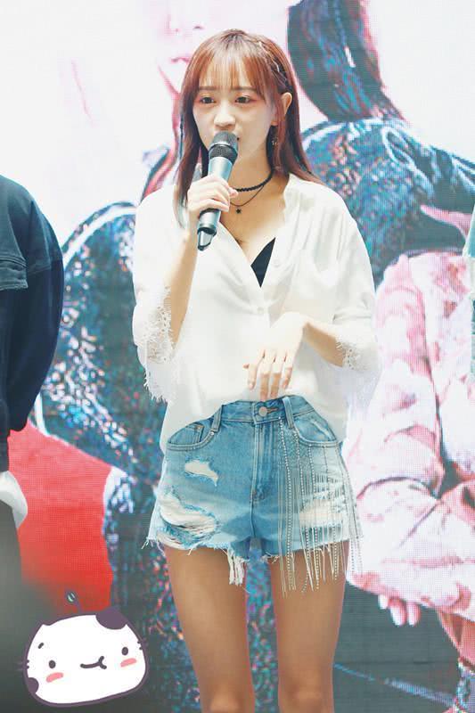 黄婷婷亮相这条牛仔短裤挺特别时髦感真的很强