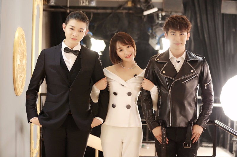 《歌手》2018霍尊"西装杀"遭"包抄"求合影 众人:这是偶像剧吧!