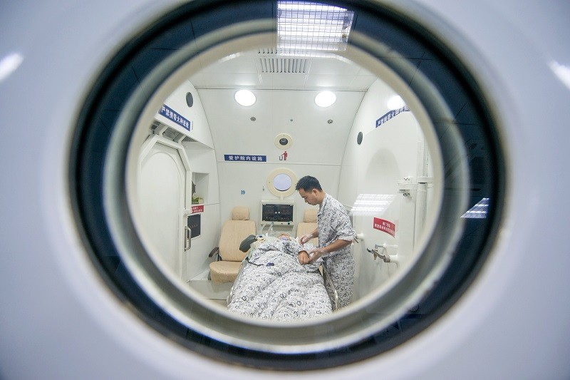 太空舱里治病医院高压氧治疗科技感十足仿佛置身外太空