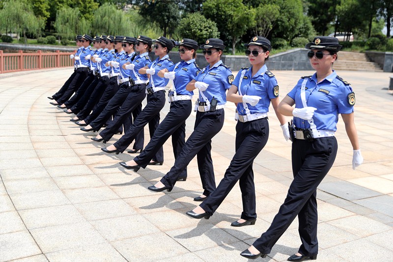 清一色年轻的美女,面画淡妆,统一穿着城管制服,迈着整齐步伐英姿飒爽